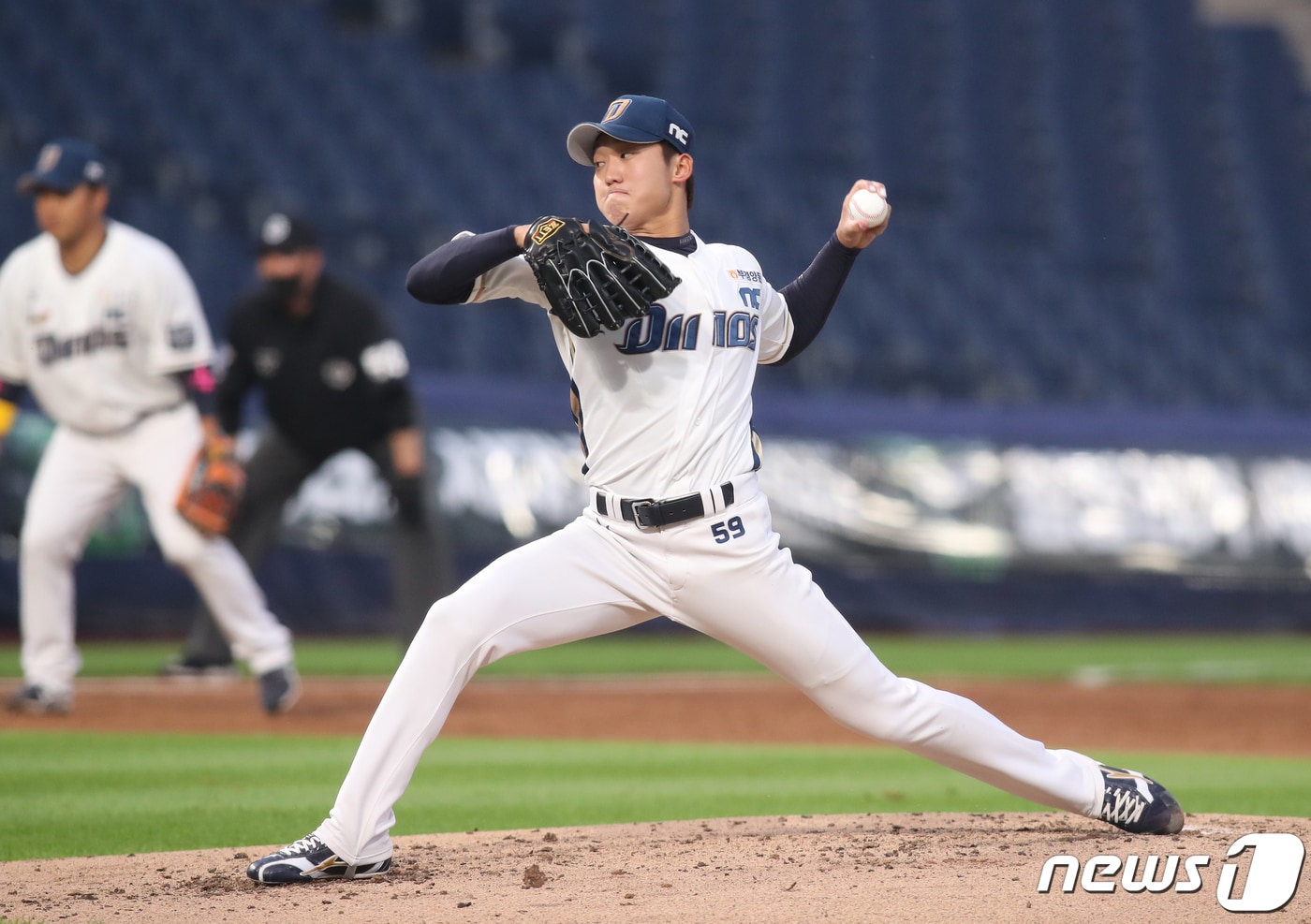26일 오후 창원NC파크 마산구장에서 열린 2020 프로야구 신한은행 SOL KBO리그 NC 다이노스와 키움 히어로즈 경기에서 NC 선발 구창모가 역투하고 있다. 2020.5.26/뉴스1 ⓒ News1 여주연 기자