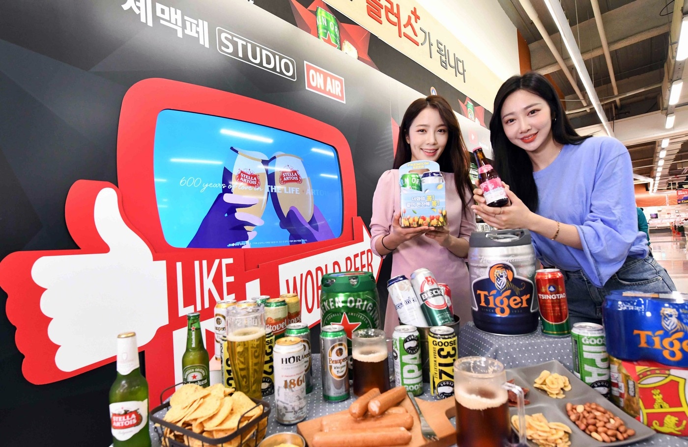 모델들이 27일 서울 등촌동 홈플러스 강서점에서 다양한 세계맥주들을 선보이고 있다. 홈플러스는 오는 28일부터 7월1일까지 전 세계 맥주 190여종을 한 데 모은 '세계맥주 페스티벌'을 진행한다.(홈플러스 제공)ⓒ 뉴스1