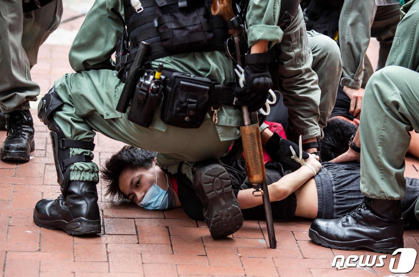 지난 24일 홍콩 코즈웨이베이에서 열린 '반(反)국가보안법' 시위에서 무장 경찰이 시위대를 체포하고 있다. ⓒ AFP=뉴스1
