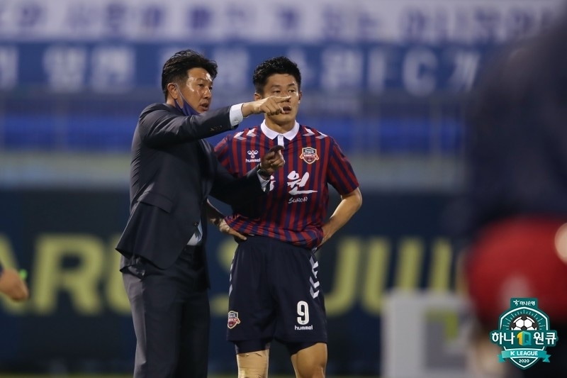 안병준(오른쪽)이 27일 수원종합운동장에서 열린 경남FC와의 경기 중 김도균 감독에게 지시를 듣고 있다. (한국프로축구연맹 제공) ⓒ News1