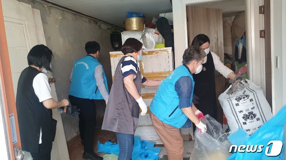 대전 서구 괴정동행정복지센터가 정신장애가 있는 기초수급자 가정의 무려 6톤에 달하는 쓰레기를 수거하고 청소를 해주는 등 따뜻한 이웃사랑을 실천해 눈길을 끌고 있다.ⓒ 뉴스1