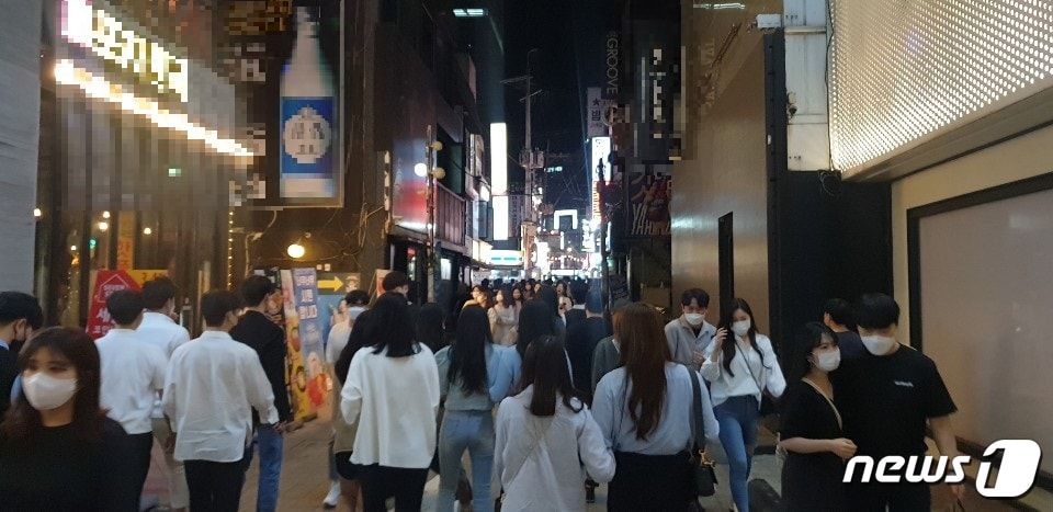 지난달 30일 밤 부산 최대 번화가인 부산진구 서면 2번가 거리에 주말밤을 즐기기 위한 시민들의 발걸음이 이어지고 있다. 2020.5.30 ⓒ 뉴스1