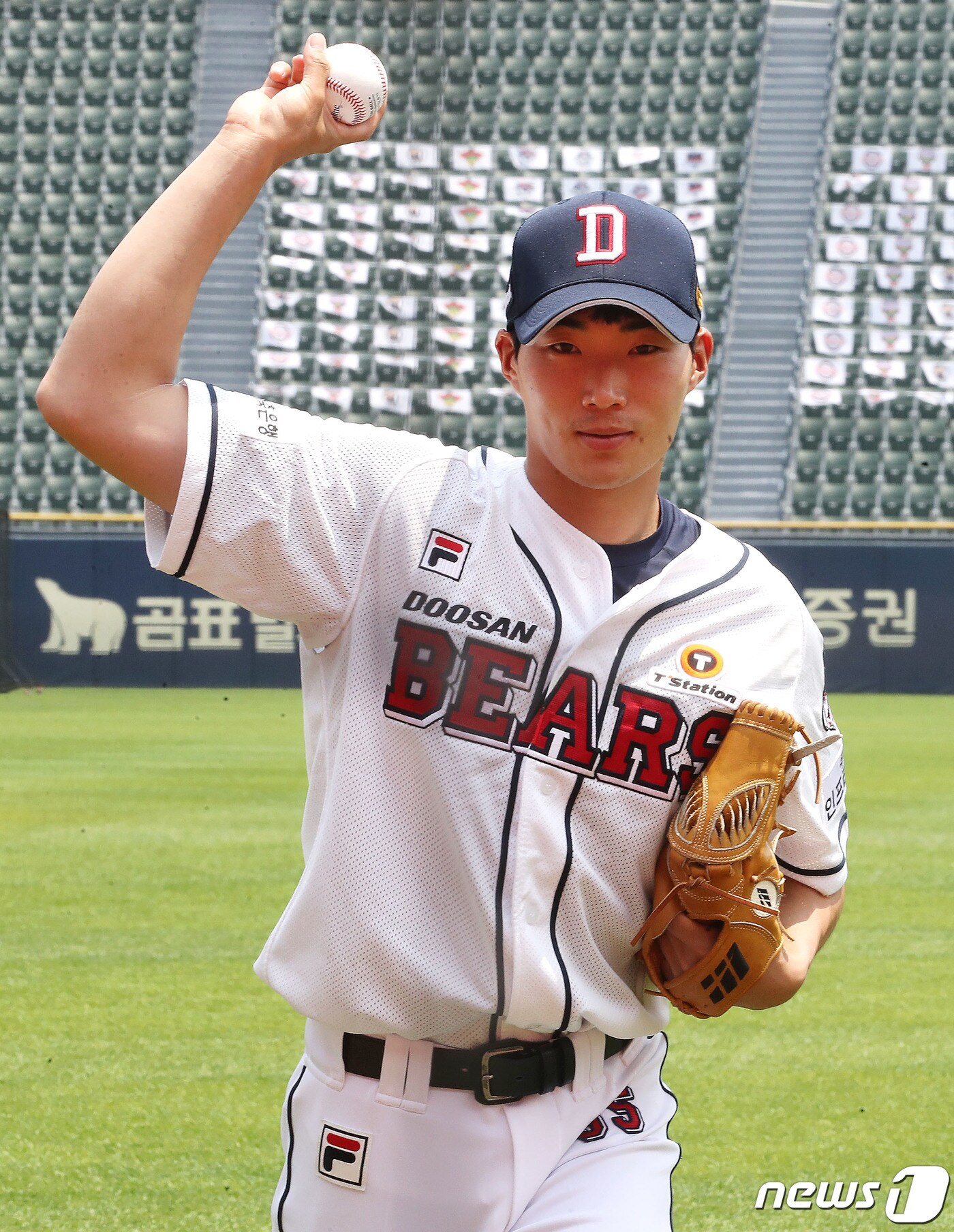 2대2트레이드로 두산에 입단한 이승진(25)이 31일 오후 서울 송파구 잠실야구장에서 열리는 '2020 프로야구 신한은행 SOL KBO리그' 두산 베어스와 롯데 자이언츠의 경기에 앞서 포토타임을 갖고 있다. 야탑고를 졸업한 이승진은 2014년 신인 2차 7라운드 73순위로 SK에 입단했다. 상무 야구단에서 군 문제를 해결한 그는 2018년 34경기, 2019년 17경기를 뛰었다. KBO리그 통산 성적은 1패 1홀드 평균자책점 5.67이다. 2020.5.31/뉴스1 ⓒ News1 임세영 기자