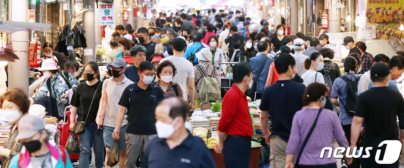 서울 동대문구 청량리 종합시장이 장을 보러나온 시민들로 북적이고 있다. 2020.5.31/뉴스1 ⓒ News1 민경석 기자