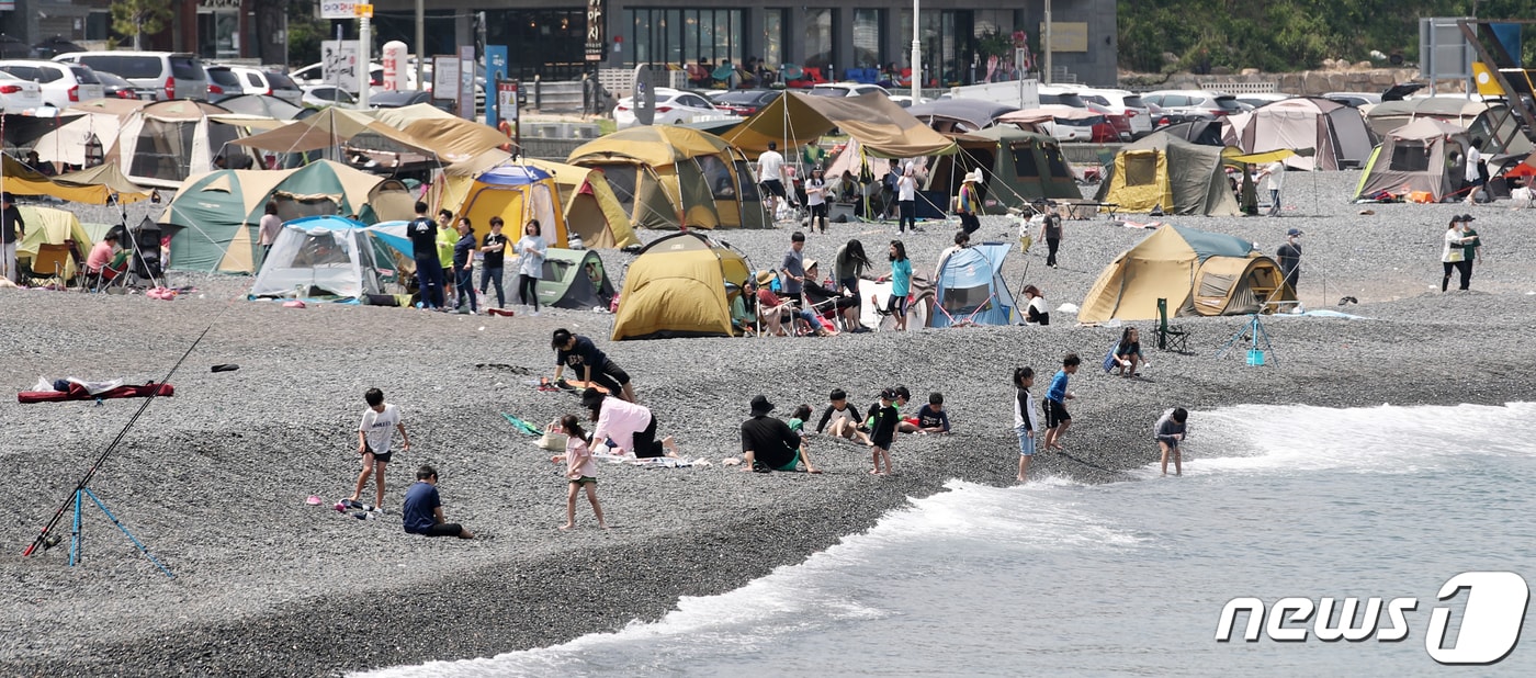 울산 동구 주전 몽돌해변에 설치된 텐트. / 뉴스1 ⓒ News1 DB