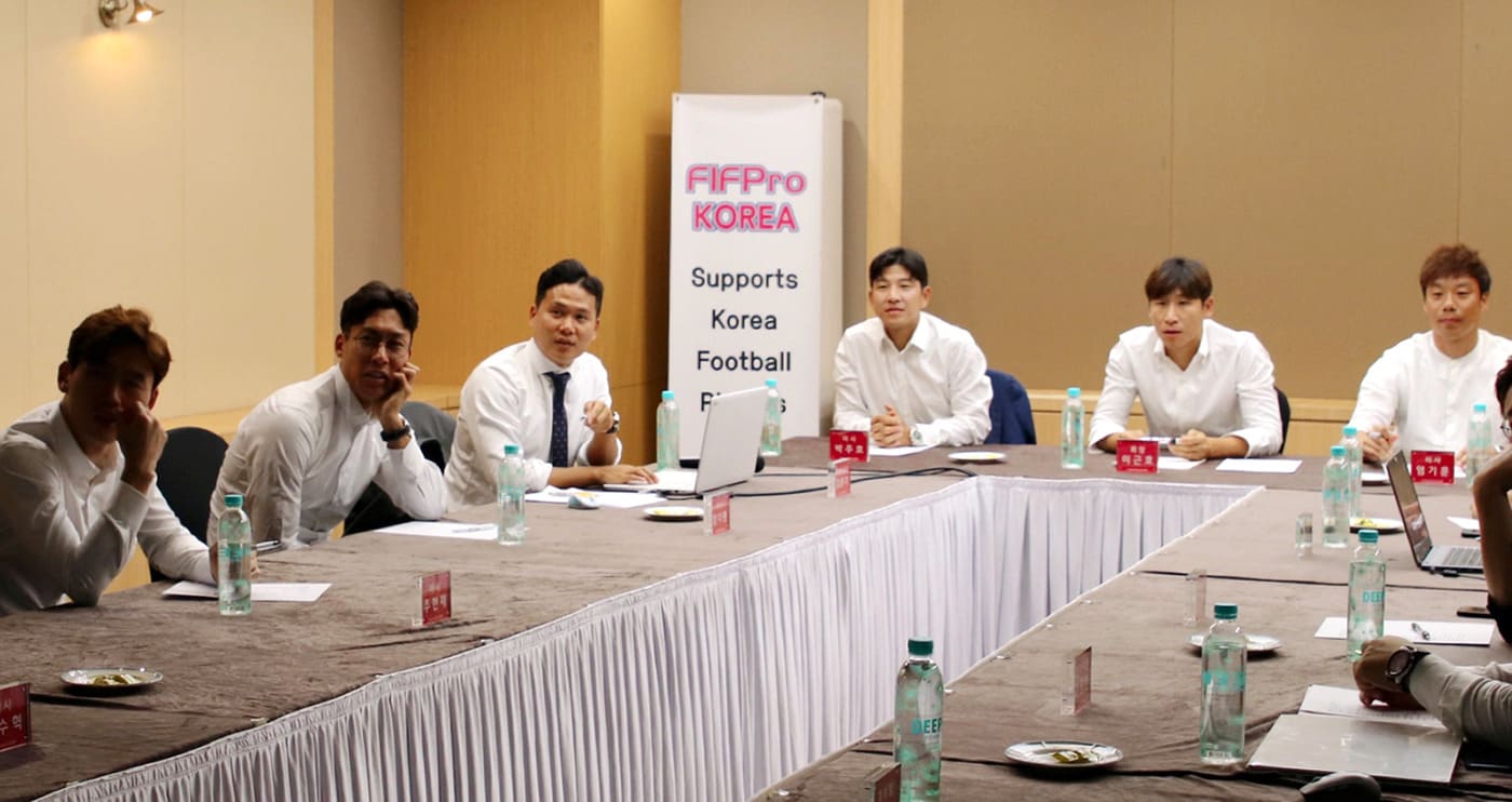 사단법인 한국프로축구선수협회의 이근호 회장과 이사진들이 축구 팬들에게 인사를 전하며 페어플레이를 다짐했다. (프로축구선수협회 제공) ⓒ 뉴스1