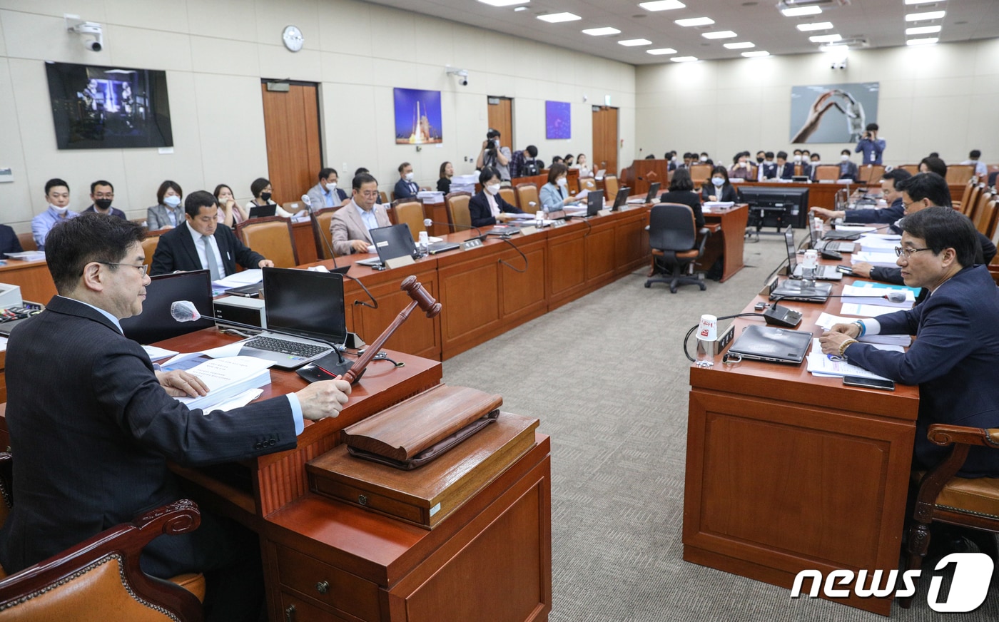 지난 6일 오후 서울 여의도 국회에서 과학기술정보방송통신위원회 정보통신방송법안심사 소위원회 회의가 진행되는 모습. 이날 해당법에 대한 심의가 이뤄졌다. 2020.5.6/뉴스1 ⓒ News1 성동훈 기자