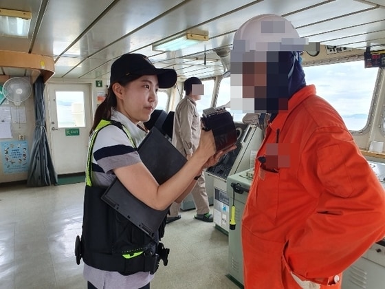 군산해경이 다중이용선박을 비롯해 화물선, 어선 등 모든 선박을 대상으로 음주운항 단속을 실시하고 있다.ⓒ 뉴스1