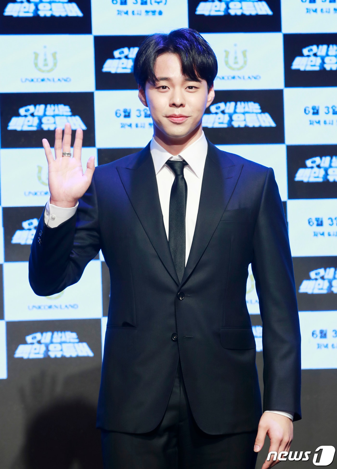 배우 강미래가 1일 오전 서울 용산구 아이파크몰 팝콘 D스퀘어에서 열린 웹드라마 ‘내 상사는 백만 유튜버’ 제작발표회에 참석해 포즈를 취하고 있다. ‘내상백유’는 실제로 백만 구독자를 보유하고 있는 유튜버들이 주연 배우로 출연, 대기업 홍보팀의 직원이 되어 제품을 홍보하고 회사 매출을 올리기 위해 고군분투하는 내용을 그린다. 2020.6.1/뉴스1 ⓒ News1 권현진 기자