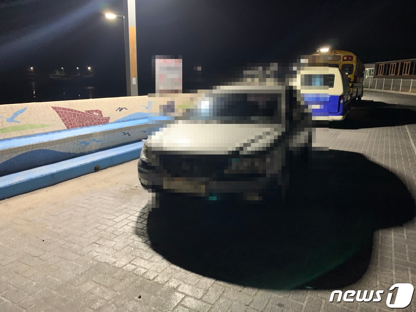 새만금 고군산대교에서 바다에 추락한 것으로 추정되는 여성이 타던 승용차. /ⓒ 뉴스1