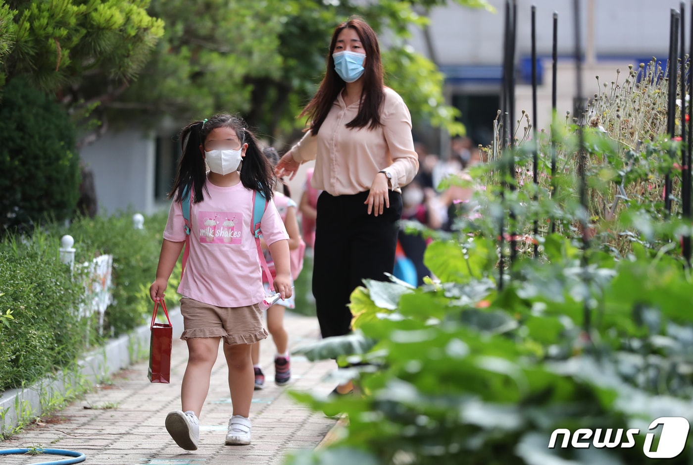 경기도 부천 쿠팡 물류센터 발 신종 코로나바이러스 감염증(코로나19)집단 감염으로 고3을 제외한 학년의 등교가 중지됐던 인천과 부천지역 학교들이 11일 등교수업을 재개했다.뉴스1 ⓒ News1 정진욱 기자