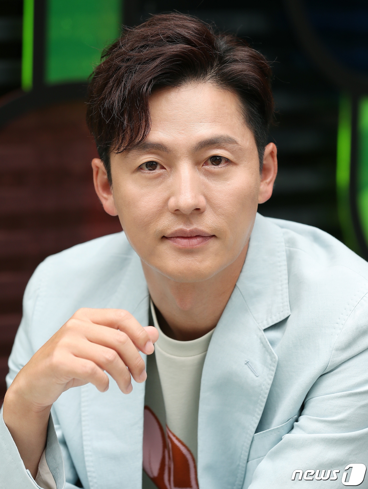 SBS 드라마 ‘더 킹 – 영원한 군주’에 출연 중인 배우 이정진이 12일 서울 마포구의 한 카페에서 열린 뉴스1과 인터뷰를 앞두고 포즈를 취하고 있다. 2020.6.12/뉴스1 ⓒ News1 김진환 기자