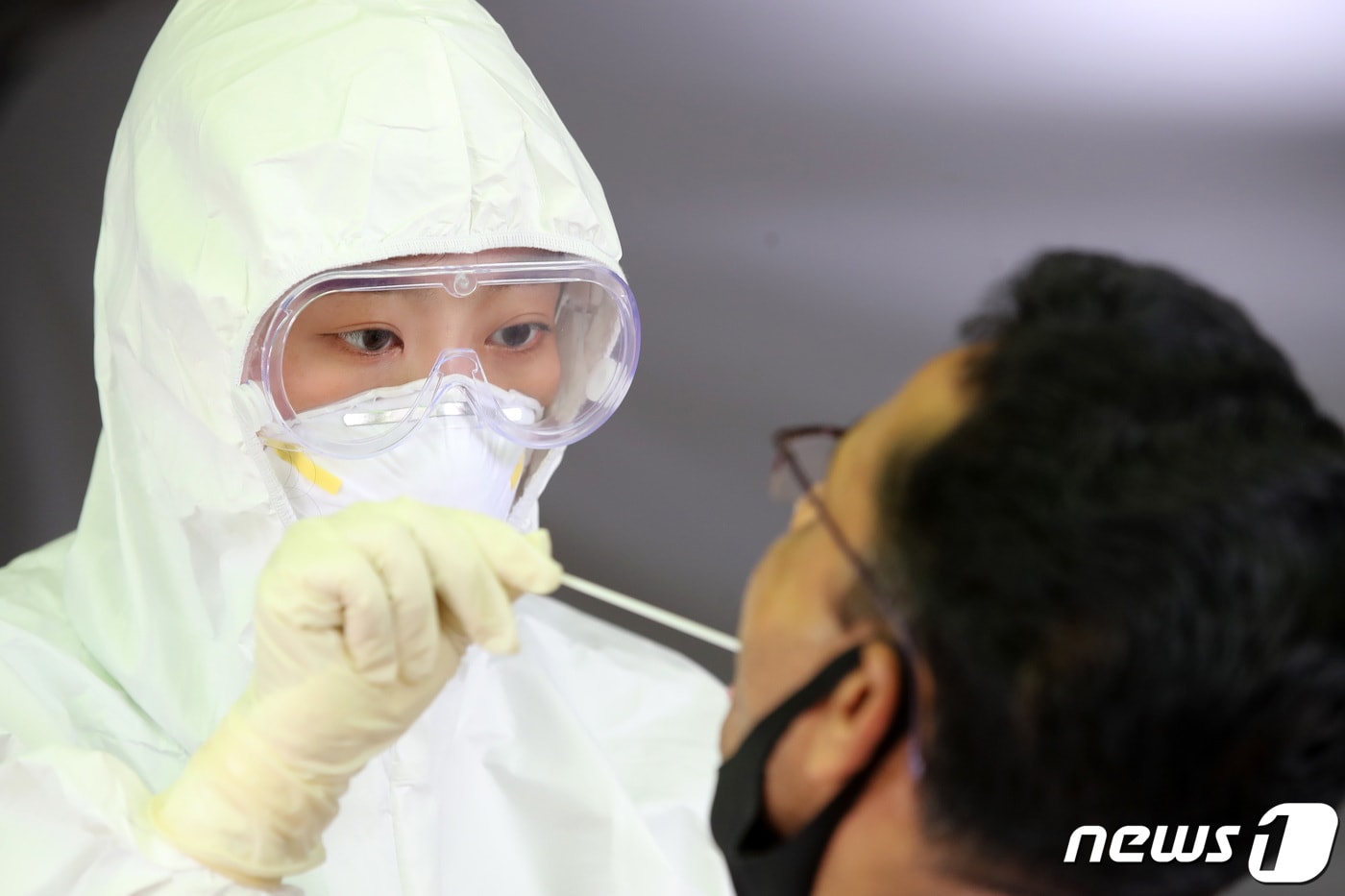 의료진이 검체를 채취하고 있다./뉴스1 ⓒ News1 공정식 기자