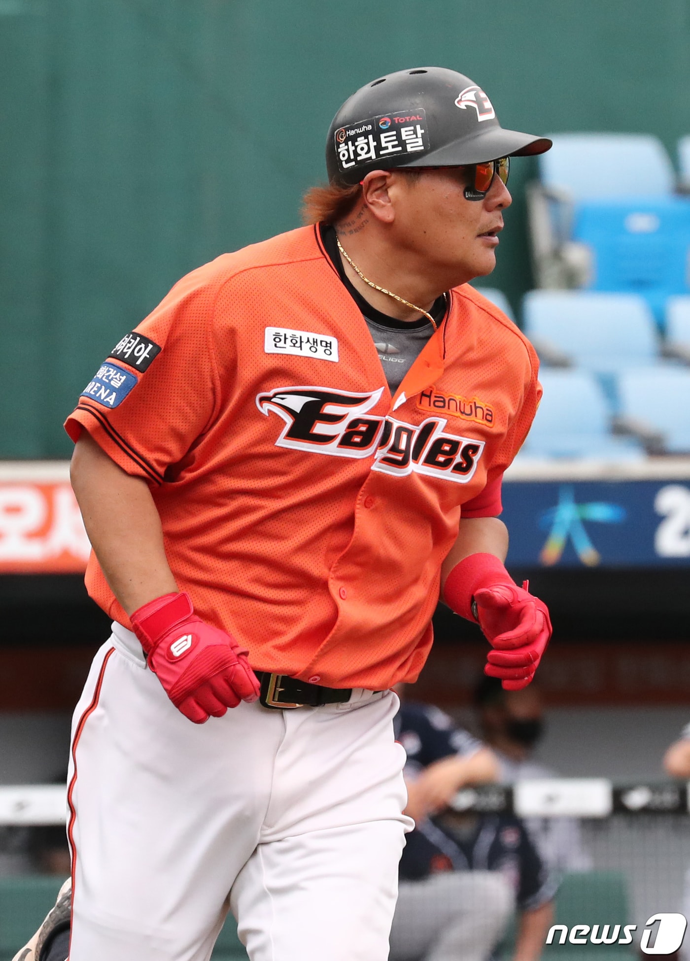 14일 오후 대전 중구 한화생명 이글스파크에서 열린 2020 프로야구 신한은행 SOL KBO리그 한화이글스와 두산베어스 경기에서 5회말 2사 한화 김태균이 중전안타를 치고 1루로 달리고 있다. 2020.6.14/뉴스1 ⓒ News1 김기태 기자