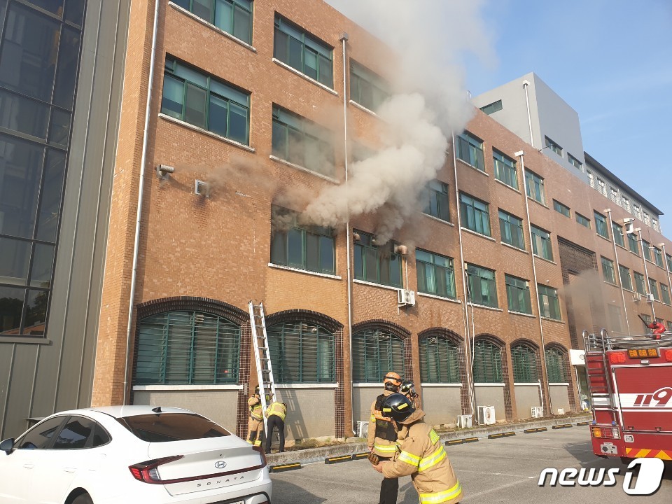 15일 오전 7시3분께 전북대학교 농생명과학대 3호관 건물 2층 실험실에서 불이 났다.(전북소방본부 제공)2020.6.15 /ⓒ 뉴스1