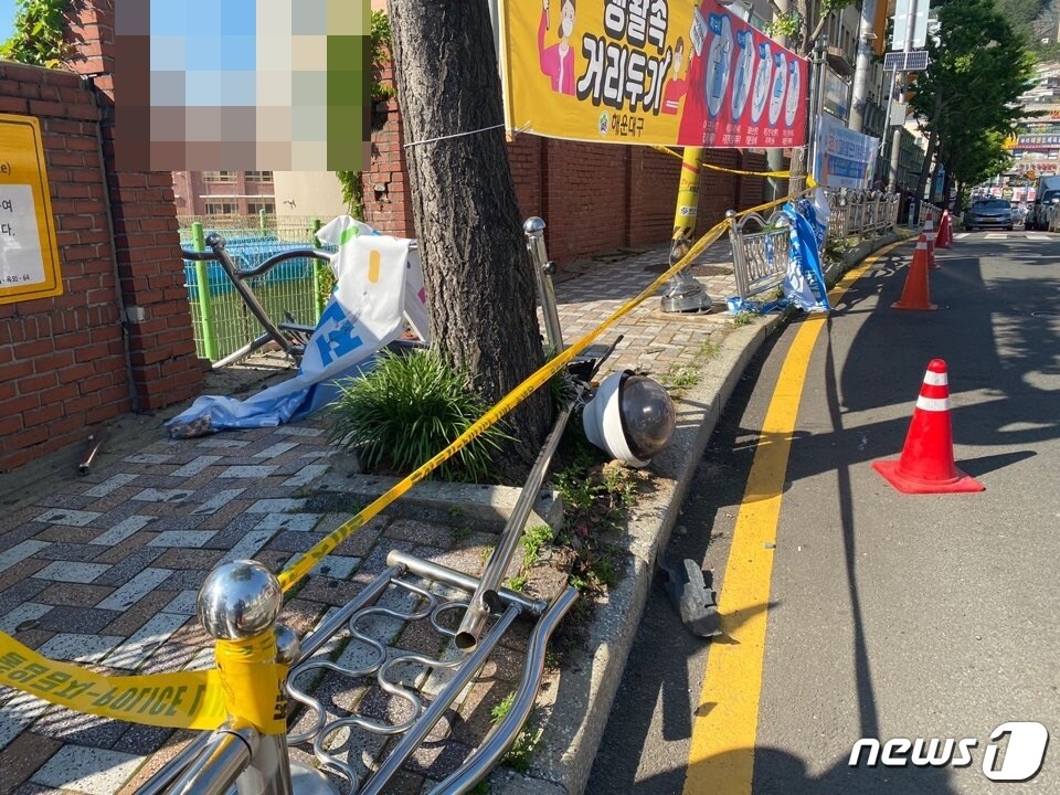 15일 오후 3시29분쯤 부산 해운대구 재송동의 한 초등학교 앞 어린이보호구역(스쿨존)에서 운행 중이던 아반떼가 인도에 서 있던 6살짜리 여자 어린이와 어머니를 들이받은 뒤 학교 담벼락 아래로 떨어졌다. 사고 현장에 주변에 폴리스 라인이 설치된 모습.(부산지방경찰청 제공)ⓒ 뉴스1