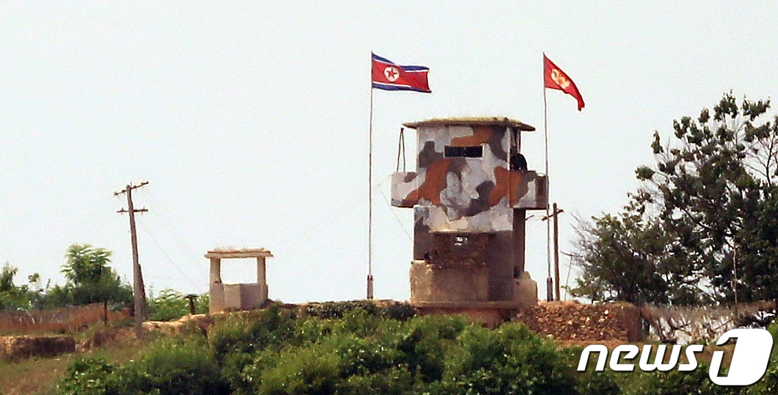 17일 경기도 접경지역에서 바라본 북한군 초소 모습. 북한이 남북연락사무소를 폭파, 비무장지대 감시초소 복원 발표 등 남북관계 긴장감이 고조되고 있다. 2020.6.17/뉴스1 ⓒ News1 김명섭 기자