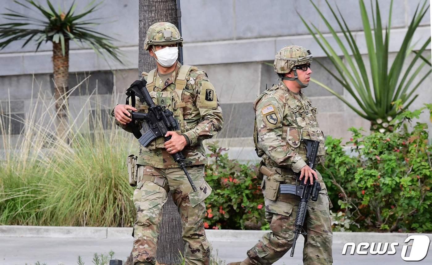 1일 미국 주 방위군이 로스앤젤레스 경찰서 인근에서 대기하고 있다. ⓒ AFP=뉴스1