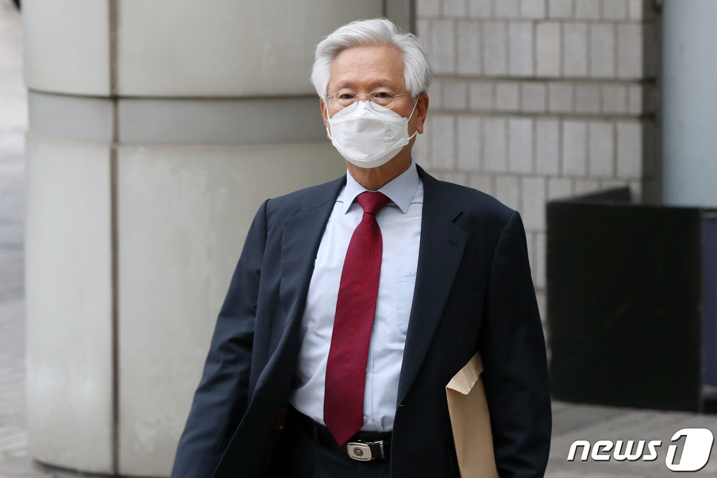"문재인은 공산주의자"라고 발언해 문 대통령의 명예를 훼손한 혐의를 받은 고영주 전 방송문화진흥회 이사장이 2020년 6월2일 서울중앙지법에서 열린 항소심 공판에 출석하고 있다. (자료사진). 2020.6.2/뉴스1 ⓒ News1 민경석 기자