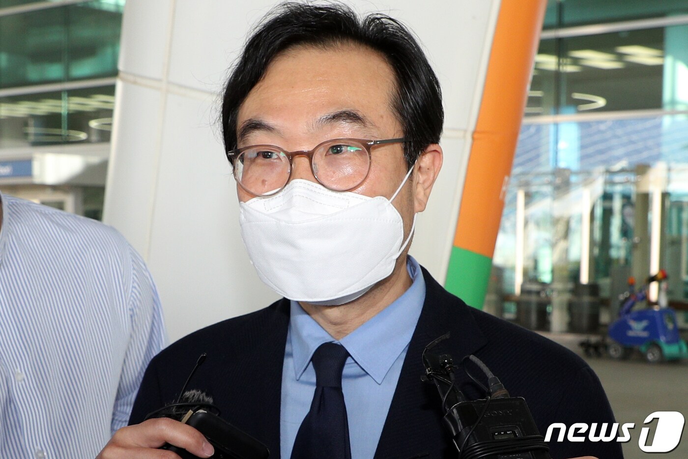 이도훈 한반도평화교섭본부장이 20일 오후 인천국제공항을 통해 귀국, 취재진 질문에 답하고 있다. 2020.6.20/뉴스1 ⓒ News1 황기선 기자