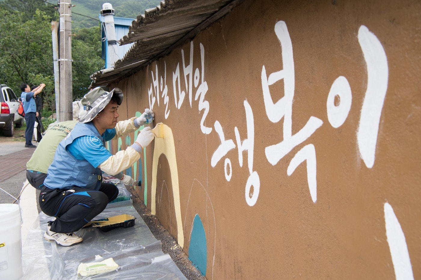 지난 20일 광양제철소 임직원들이 광양시 진상면 청도마을을 찾아 벽화그리기 등 봉사활동을 하고 있다.(포스코 제공) ⓒ 뉴스1