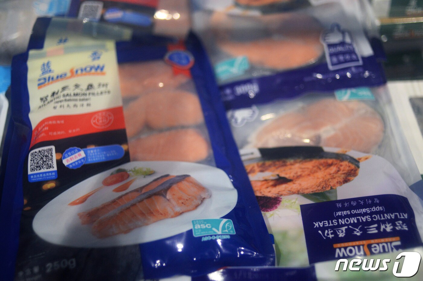 중국 베이징 까르푸 매장에 진열된 수입 연어 ⓒ 로이터=뉴스1