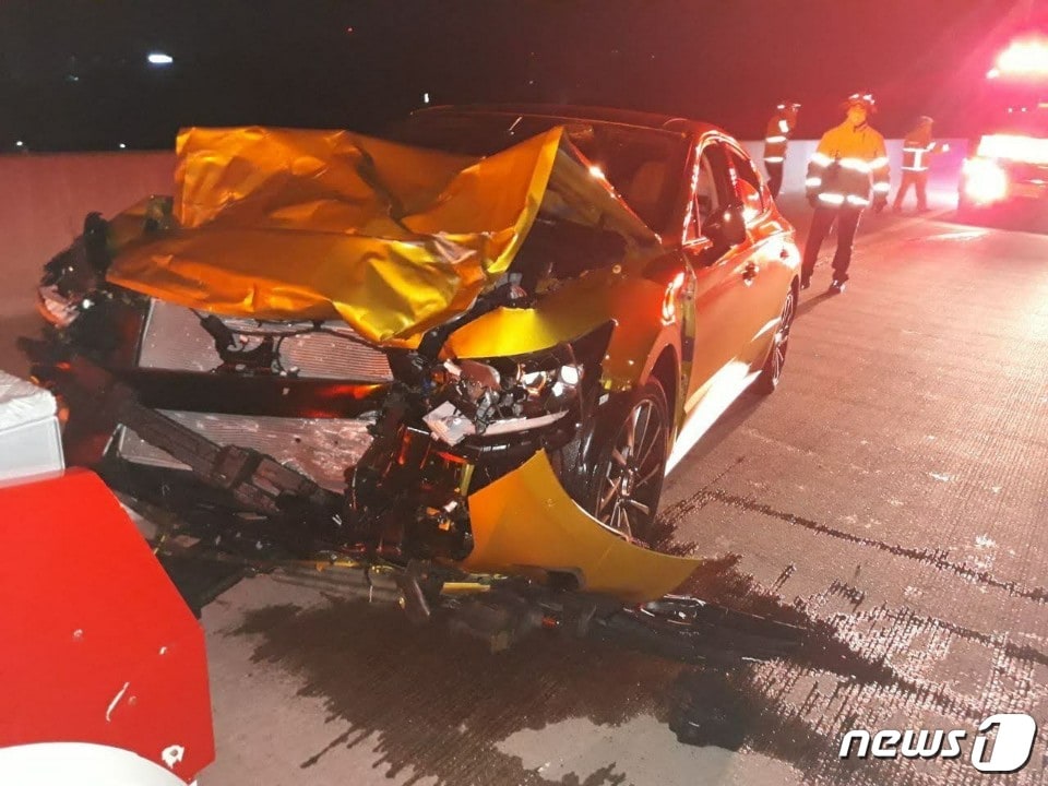 평택~파주고속도로 동시흥분기점에서 음주교통사고를 낸 쏘나타. ⓒ 뉴스1