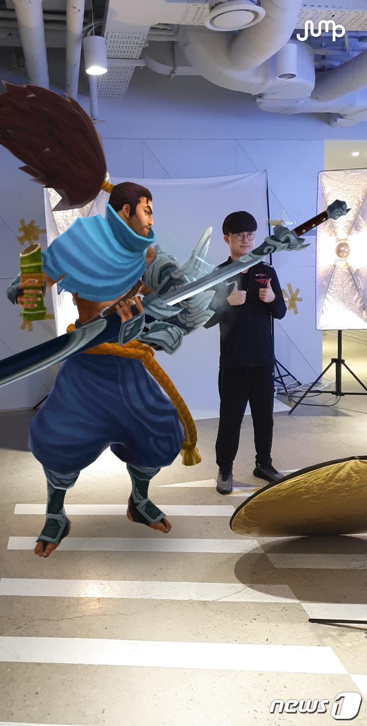 5세대(5G) 기반 SK텔레콤 '점프AR·VR' 애플리케이션(앱)에서 리그 오브 레전드(LoL) 캐릭터(챔피언)인 '야스오', '아칼리'를 활용한 증강현실(AR) 콘텐츠 제작이 가능해졌다.(SKT 제공) ⓒ 뉴스1