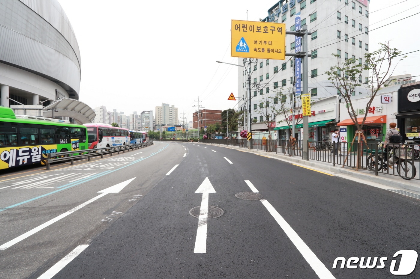 확장공사를 마친 서울 구로구 고척스카이돔 앞 인천방향 도로 모습.(구로구 제공) ⓒ 뉴스1