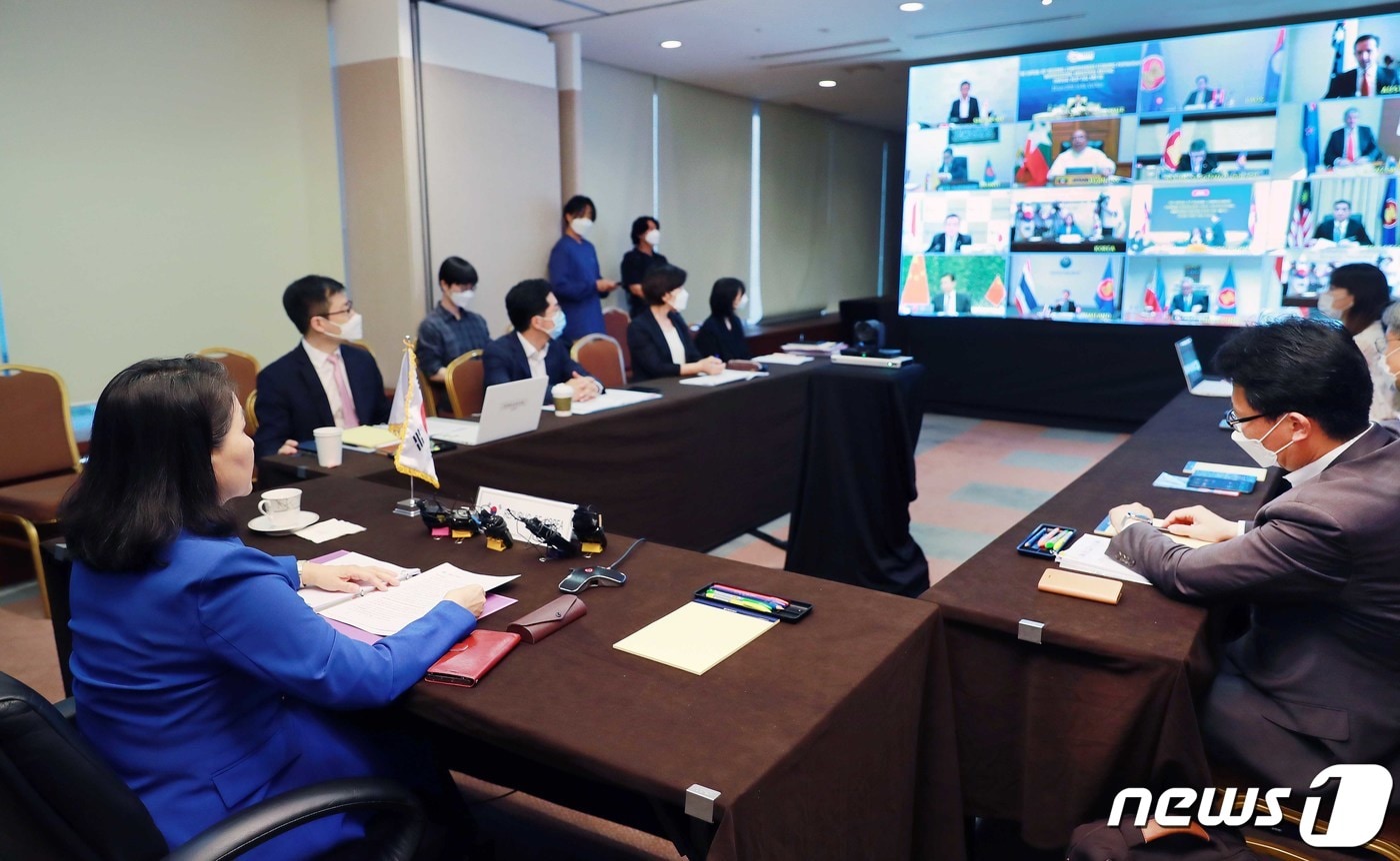 유명희 산업통상자원부 통상교섭본부장이 23일 서울 강남구 삼성동 코엑스 영상회의실에서 열린 'RCEP(역내포괄적경제동반자협정) 제10차 회기간 장관회의'에서 인사말을 하고 있다. (산업통상자원부 제공) 2020.6.23/뉴스1