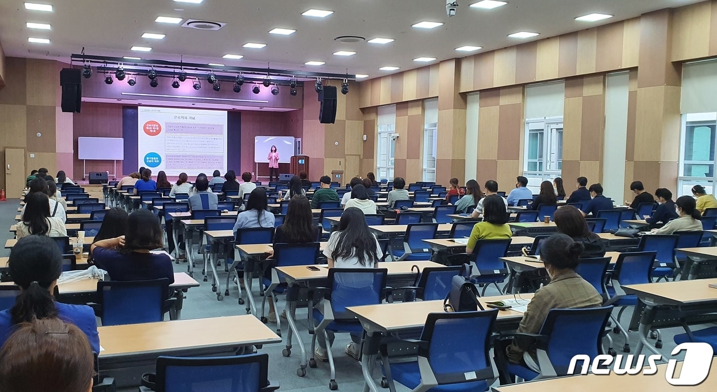 전주상공회의소가 24일 도내 기업 인사·노무·급여 및 4대 보험 담당자들의 실무능력 향상을 위한 ‘2020년 달라진 근로기준법에 의한 임금설계와 급여관리 및 4대보험 실무교육’을 실시하고 있다.(전주상공회의소 제공)2020.6.24 /뉴스1