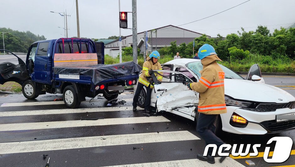 24일 오전 제주 서귀포시 상효동 한 도로에서 1톤 트럭과 렌터카가 충돌해 소방 관계자들이 상황을 수습하고 있다.(제주소방안전본부 제공)2020.6.24/뉴스1 ⓒ News1 오현지 기자