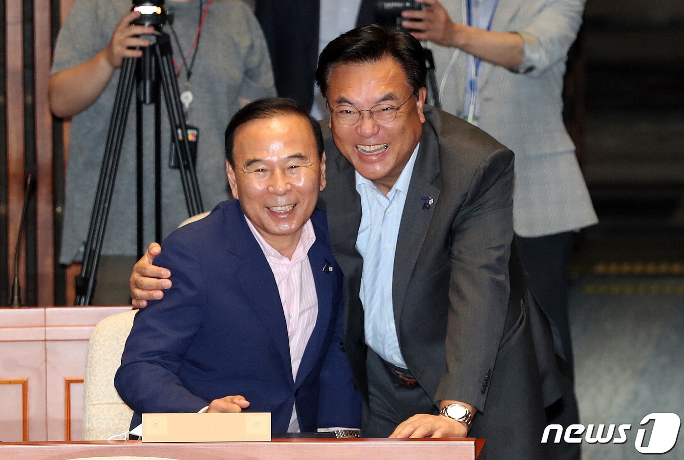 2020년 6월 25일 정진석(오른쪽), 박덕흠 미래통합당 의원이 서울 여의도 국회에서 열린 긴급 비상의원총회에 참석해 활짝 웃고 있다.  정 의원의 장녀와 박 의원의 장남은 지난 21일 서울 광진구의 한 호텔에서 결혼식을 올려 사돈 관계가 됐다. 2020.6.25 ⓒ 뉴스1 박세연 기자