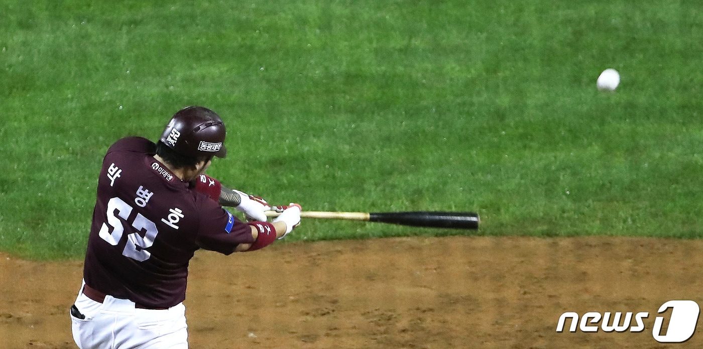 25일 오후 서울 송파구 잠실야구장에서 열린 '2020 프로야구 신한은행 SOL KBO리그' 키움 히어로즈와 LG 트윈스의 더블헤더 2차전 경기 9회초 1사 만루 상황 키움 박병호가 LG 정우영을 상대로 만루홈런을 치고 있다. 2020.6.25/뉴스1 ⓒ News1 임세영 기자