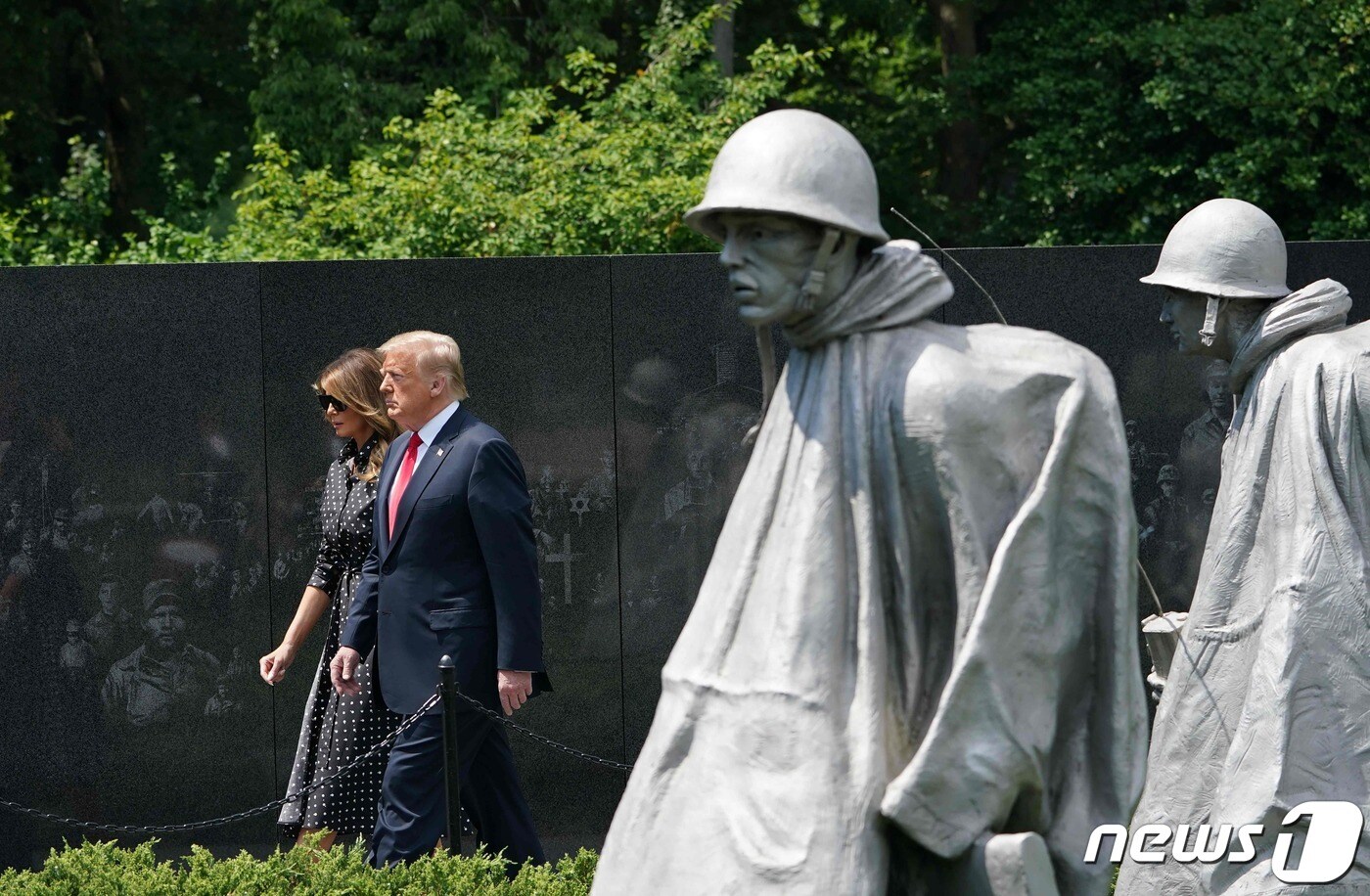 도널드 트럼프 미국 대통령이  첫 임기 때인 2020년 6월 25일 (현지시간) 멜라니아 여사와 워싱턴에 있는 한국전쟁 참전용사 기념공원을 둘러보고 있다. ⓒ AFP=뉴스1 ⓒ News1 우동명 기자