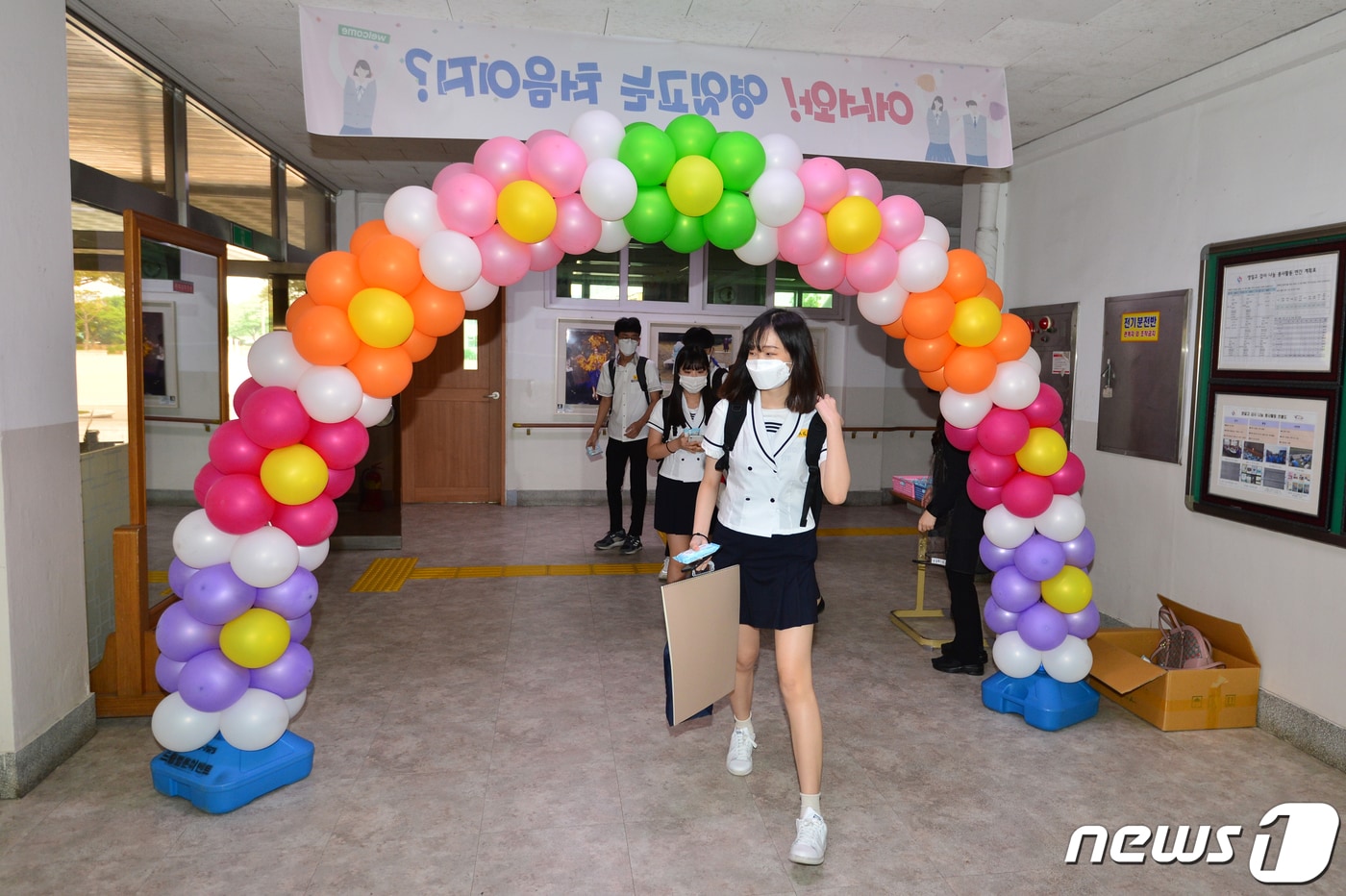 3차 등교 수업이 실시된 3일 오전 경북 포항시 남구 영일고등학교 신입생들이 교직원들이 만들어 놓은 풍선 아치를 지나고 있다. 이날 영일고 교직원들은 신입생들에게 물티슈를 나눠줬다. 2020.6.3/뉴스1 ⓒ News1 최창호 기자