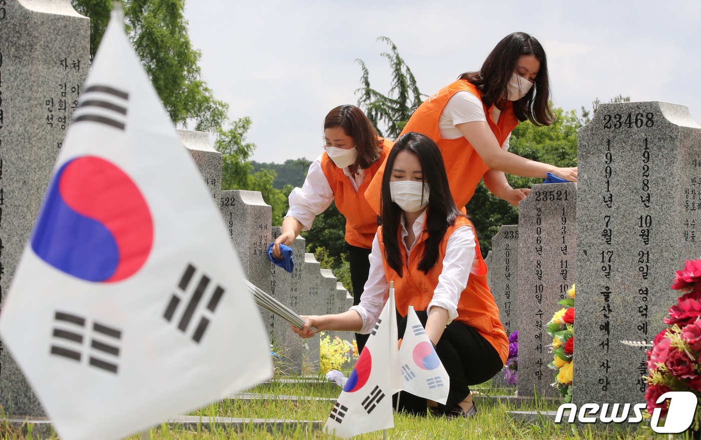현충일을 앞두고 3일 오전 대전 유성구 국립대전현충원 사병 3묘역에서 김신연 한화커뮤니케이션위원회 사장과 한화그룹 충청지역봉사단이 순국선열의 숭고한 정신을 기리며 묘비닦기, 태극기교체 작업 등 봉사활동을 하고 있다. 2020.6.3/뉴스1 ⓒ News1 김기태 기자
