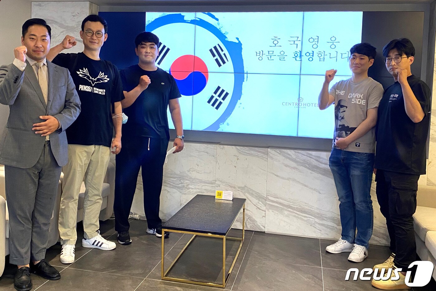 지난 21일 센트로관광호텔을 찾은 호국용사들이 호텔대표와 기념촬영을 하고 있다. 좌로 부터 김정근 센트로 관광호텔대표, 제2연평해전 권기형, 비무장지대 목함지뢰 하재헌, 천안함 폭침 생존자 김정원,천안함 폭침 생존자 전준영 씨(왼쪽부터. 칠곡군 제공) 2020.6.30/ⓒ 뉴스1