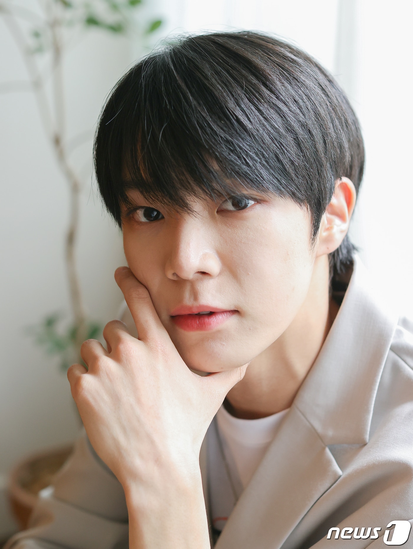 베리베리 동헌이 4일 서울 경복궁 인근 카페에서 열린 ‘나는 리더다’ 인터뷰에 앞서 포즈를 취하고 있다. 2020.6.4/뉴스1 ⓒ News1 김진환 기자