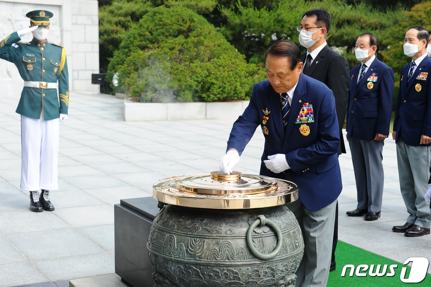 김진호 대한민국재향군인회 회장이 회장단 및 주요 간부들과 5일 오전 서울 동작구 국립서울현충원을 참배, 분향하고 있다. (향군 제공) 2020.6.5/뉴스1