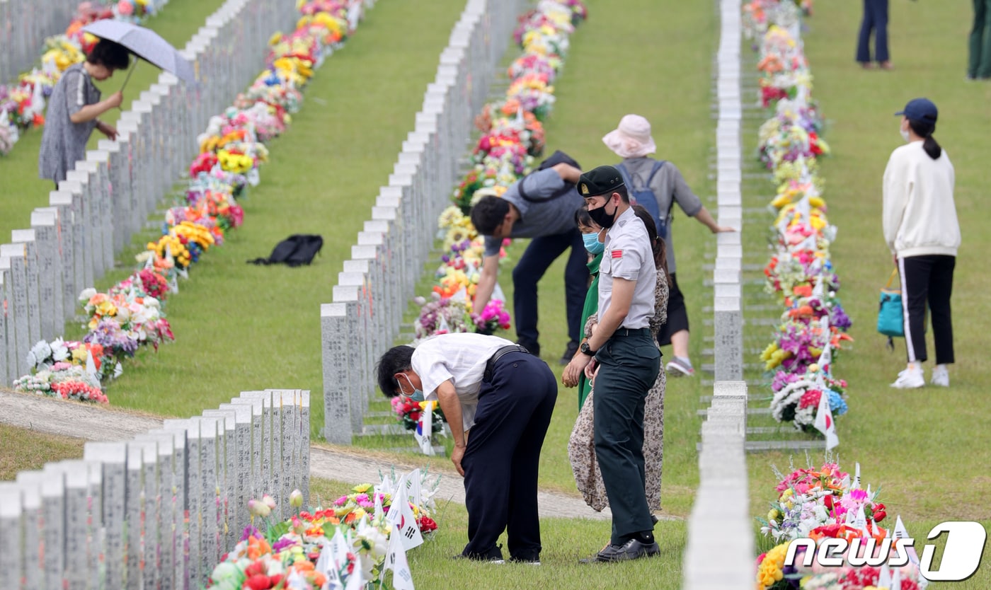 현충일인 6일 전북 임실군 국립임실호국원을 찾은 유족들이 묘비에 참배를 하고 있다. 2020.6.6/뉴스1 ⓒ News1 유경석 기자