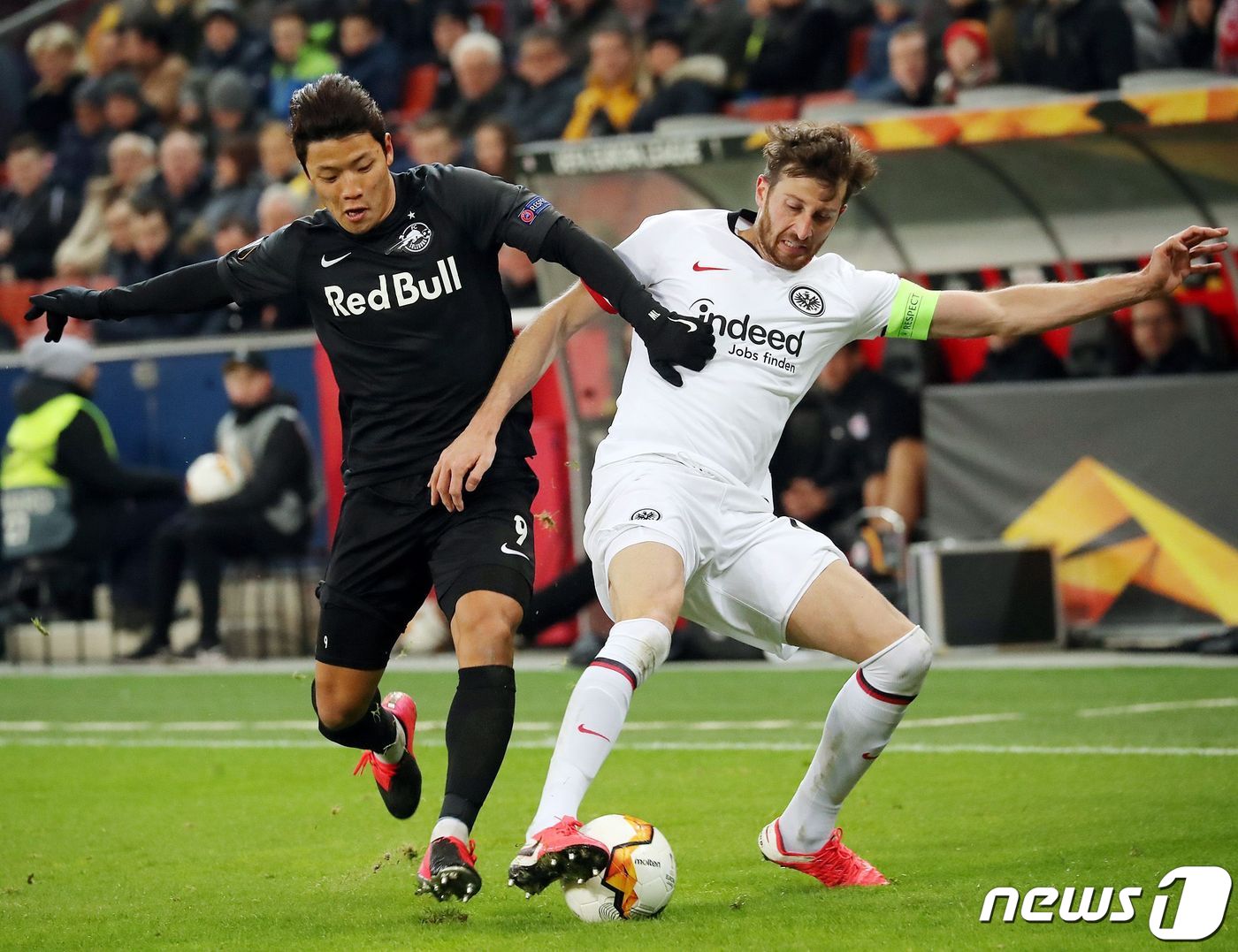 오스트리아에서 뛰고 있는 황희찬(왼). ⓒ AFP=뉴스1