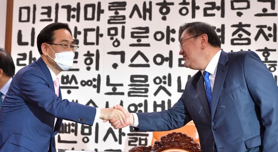 지난 8일 김태년 더불어민주당 원내대표(오른쪽)와 주호영 미래통합당 원내대표가 국회 의장실에서 21대 국회 원구성 협상을 위한 회동에 참석, 회의 시작에 앞서 인사 나누고 있다. ⓒ News1