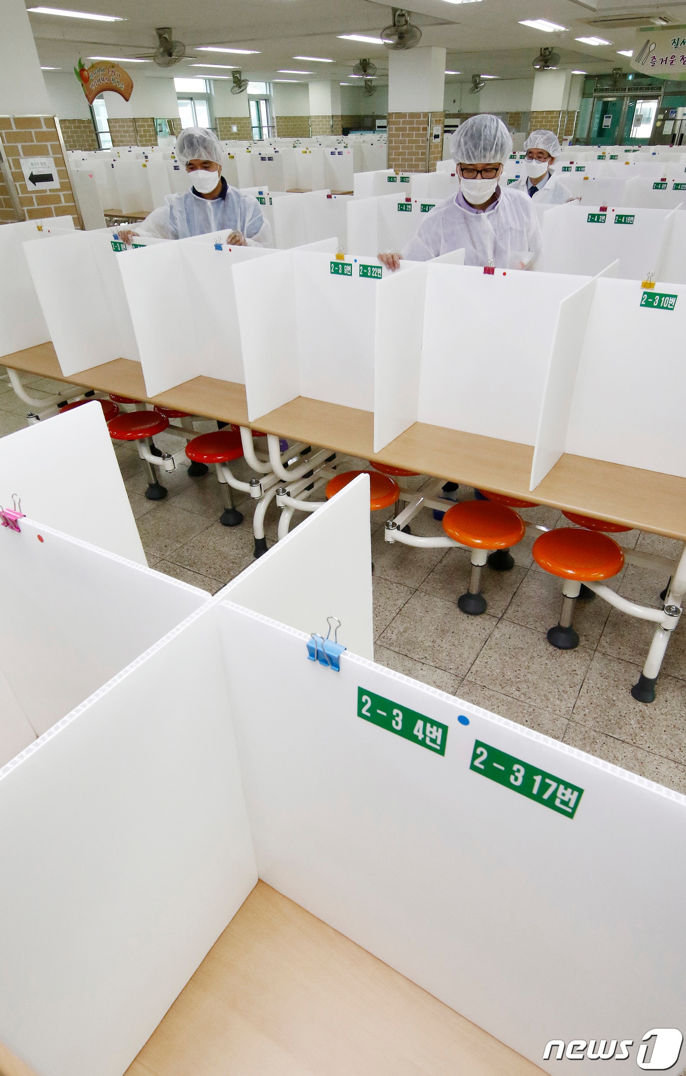 9일 오전 대구 달서구 성지중학교 급식실에서 대구시·대구시교육청 관계자들이 위생 상태를 점검하고 있다. 대구시는 오는 17일까지 학교 급식소 등 관련 시설에 대해 관계기관 합동점검을 한다. 특히 올해는 신종 코로나바이러스 감염증(코로나19) 확산으로 개학이 5월 이후로 연기된 가운데 최근 폭염으로 인한 급격한 기온상승으로 병원성 대장균 등 식중독이 기승을 부릴 것으로 예상됨에 따라 올바른 식자재 위생관리를 비롯해 개인위생과 조리기구 소독 등 관련 사항을 중점 점검한다. 2020.6.9/뉴스1 ⓒ News1 공정식 기자