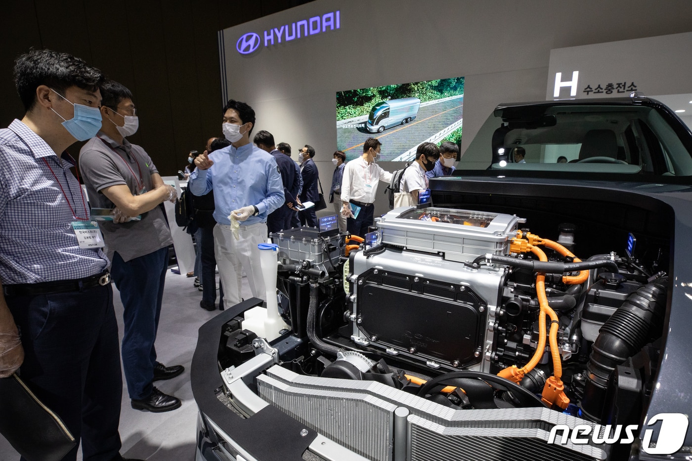 1일 경기 고양시 킨텍스에서 열린 '수소모빌리티+쇼'를 찾은 관람객들이 현대차 수소전기차 '넥쏘'의 내부 구조를 살펴보고 있다. 세계 최초이자 국내 최대 수소모빌리티 전문 전시회인 '수소모빌리티+쇼'는 11개국 108개사(85개 기업, 23개 정부 및 기관)이 참가해 다양한 수소모빌리티, 수소충전인프라, 수소에너지 등의 관련 품목을 선보인다. 2020.7.1/뉴스1 ⓒ News1 유승관 기자