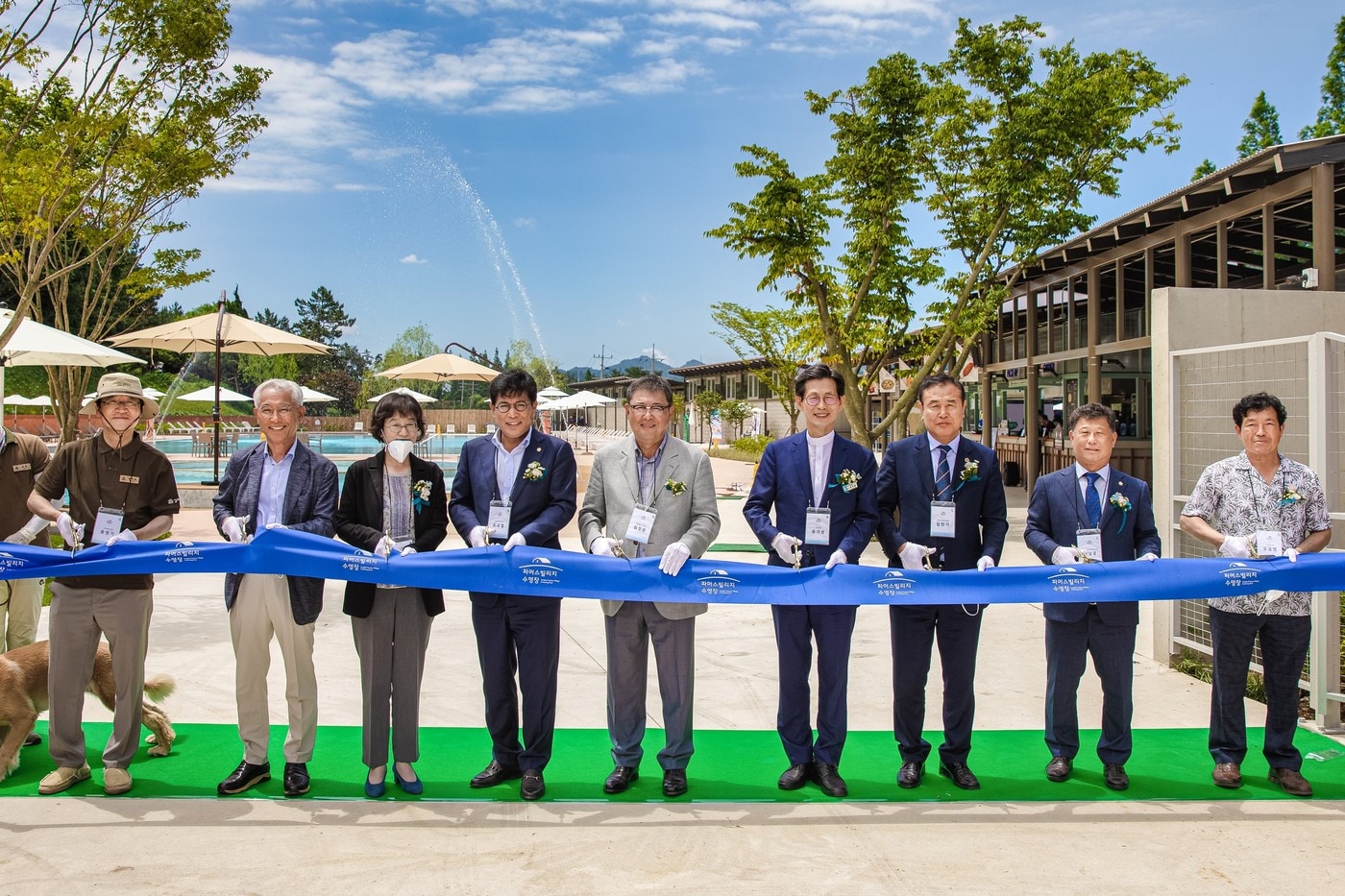 매일홀딩스와 고창군 관계자들이 상하농원 파머스빌리지 야외수영장 오픈식 행사에서 테이프 커팅을 진행하고 있다. 사진 왼쪽부터 류영기 상하농원 대표, 김선희 매일유업 대표(사진 왼쪽 세번째), 김정완 매일홀딩스 회장(사진 왼쪽 다섯번째), 유기상 고창군수(사진 왼쪽 여섯번째)/사진제공=매일유업ⓒ 뉴스1