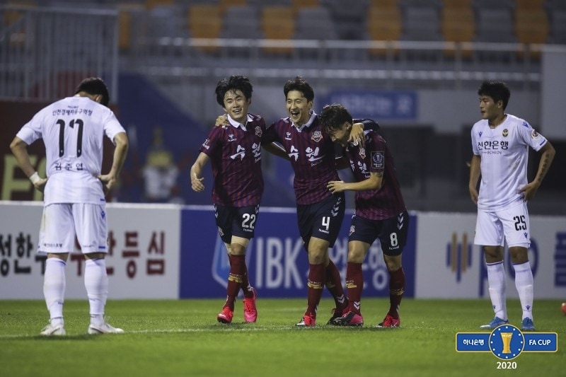 수원FC 선수들이 1일 수원종합운동장에서 열린 '2020 하나은행 FA컵' 3라운드에서 득점 후 기뻐하고 있다.(한국프로축구연맹 제공) ⓒ 뉴스1