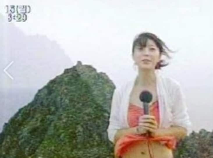 안혜경이 과거 뉴스에서 날씨를 진행하며 의도치 않게 배꼽을 노출한 과거 사진을 자신의 SNS에 게재했다. 안혜경 인스타그램 갈무리 ⓒ 뉴스1