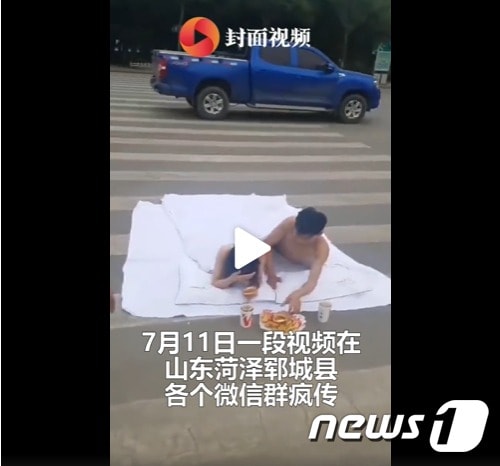 횡단보도에서 알몸으로 웨딩사진을 찍고 있는 중국 산둥성의 한 커플. 출처-웨이보 갈무리ⓒ 뉴스1