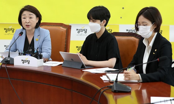 심상정 정의당 대표가 14일 오전 서울 여의도 국회에서 열린 의원총회에서 발언하고 있다. 심 대표는 이날 의원총회에서 "류호정, 장혜영 두 의원은 (박 시장 성추행 의혹 관련) 피해 호소인을 향한 2차 가해가 거세지는 것을 우려해서 피해 호소인에 대한 굳건한 연대의사 밝히는 쪽에 무게중심을 뒀다"면서 ＂두 의원의 메시지가 유족분들과 시민의 추모 감정에 상처를 드렸다면 대표로서 진심으로 사과드린다＂고 했다.  ⓒ News1 이동해 기자